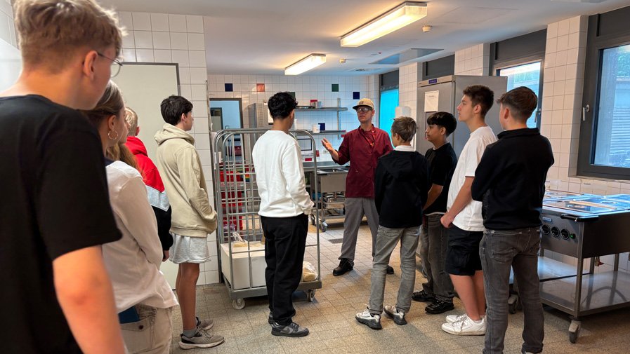 Ein Mitarbeiter der ProCurand Seniorenresidenz Bölschestraße gibt den Schüler*innen der Wilhelm-Bölsche-Oberschule spannende Einblicke in den Berufsalltag.