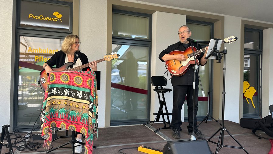 Musik, die verbindet: In der ProCurand Seniorenresidenz Bölschestraße sorgte die Band für gute Stimmung und bewegende Momente.