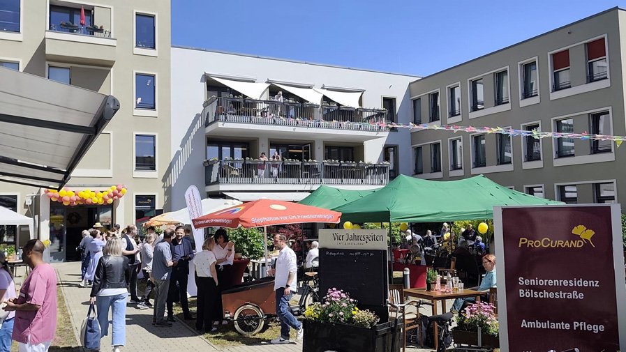 Interessiert und gut gelaunt verfolgten die Gäste das bunte Programm beim Sommerfest der ProCurand Seniorenresidenz Bölschestraße.