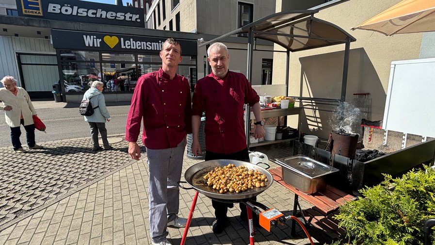 Für das leibliche Wohl war gesorgt – das Küchenteam der ProCurand Seniorenresidenz Bölschestraße grillte mit viel Engagement.