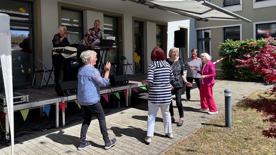 Mit großer Lebensfreude und strahlenden Gesichtern tanzten die Senior*innen der ProCurand Seniorenresidenz Bölschestraße beim Sommerfest gemeinsam zur Musik.