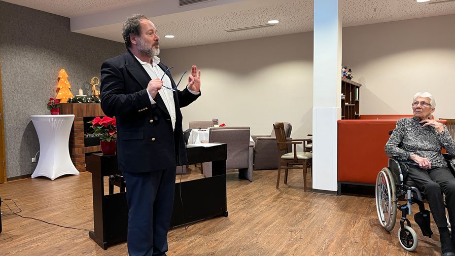 Pianist Andreas Wolter war Überraschungsgast bei der Weihnachtsfeier des Service-Wohnen in der ProCurand Seniorenresidenz Bölschestraße. 
