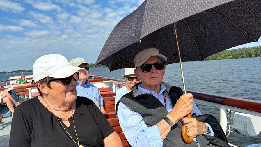 Mieter*innen der ProCurand Seniorenresidenz Bölschestraße auf Dampferfahrt