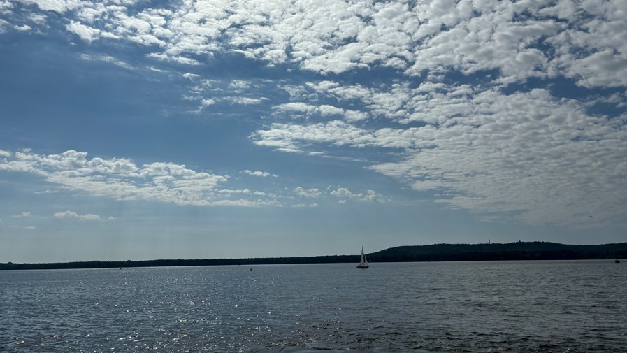 Blick auf den Müggelsee bei der Dampferfahrt der Mieter*innen der Seniorenresidenz Bölschestraße in Friedrichshagen