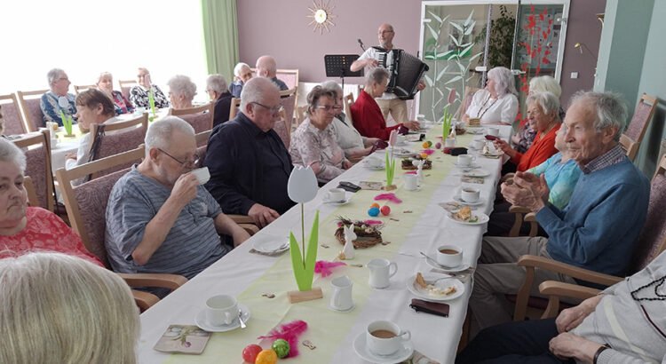 In der ProCurand Seniorenresidenz Cottbus genossen die Mieter*innen und das Team ein gemütliches Osterfest bei leckerer Rüblitorte und frischem Kaffee, während sie sich bei angeregten Gesprächen am Tisch austauschten.