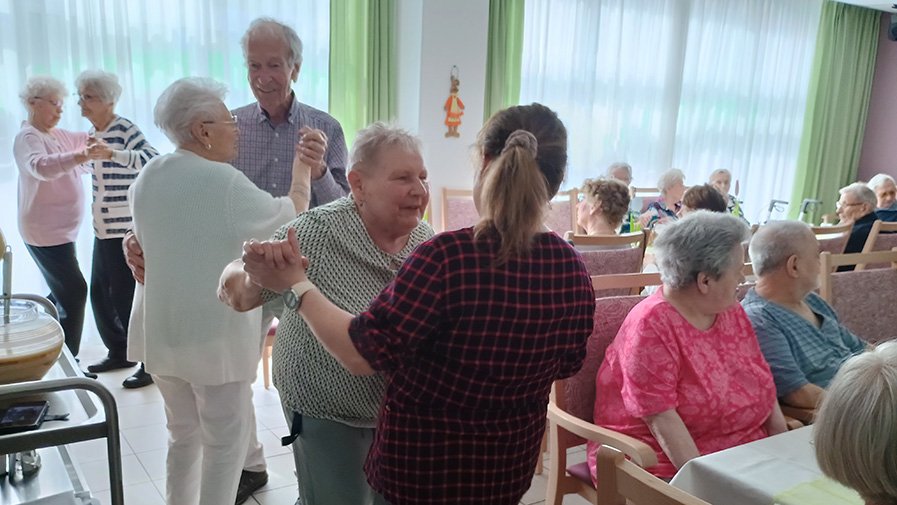 In der ProCurand Seniorenresidenz Cottbus animierte das Konzert von Sänger Christian Herden die Senior*innen und Mitarbeiter*innen zum ausgelassenen Tanzen und Feiern.