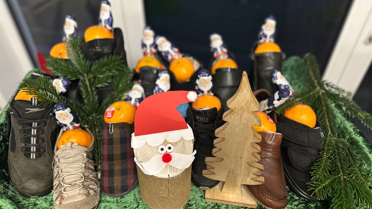 Im ProCurand Pflegestift Pfarrer Lukas in Cham sind die verschwundenen Stiefel der Bewohner*innen weihnachtlich dekoriert und mit Leckereien gefüllt arrangiert.
