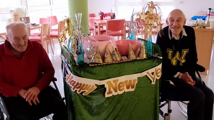 Zwei fröhliche Bewohner im ProCurand Pflegestift Pfarrer Lukas in Cham teilen einen unvergesslichen Moment.