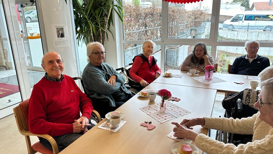 Die Bewohner*innen vom ProCurand Pflegestift Pfarrer Lukas freuten sich über die kleine Geste an Valentinstag.