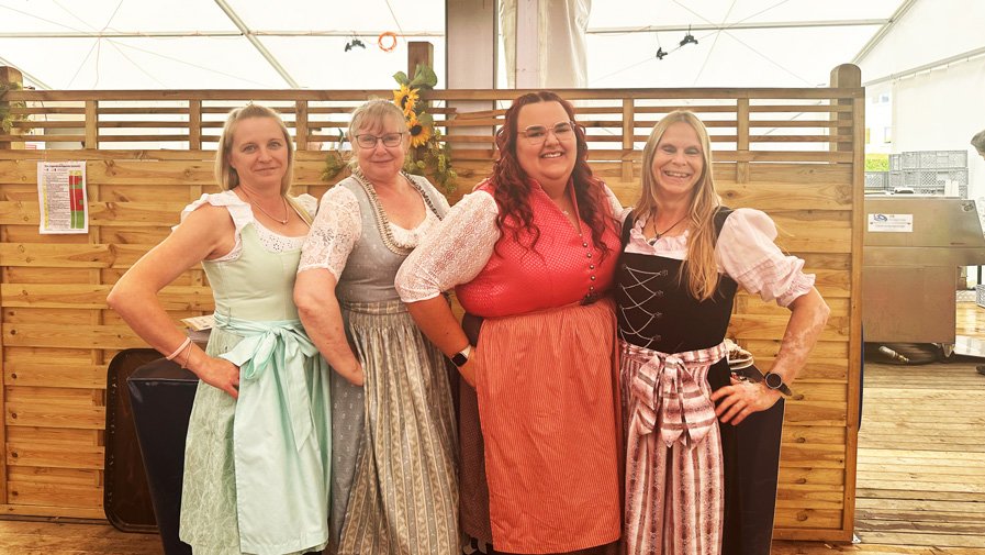 Die Frauen der Einrichtung präsentieren stolz ihre Dirndl und strahlen beim Gruppenfoto voller Lebensfreude auf dem Jubiläumsvolksfest „Anno Dazumal“ in Cham.