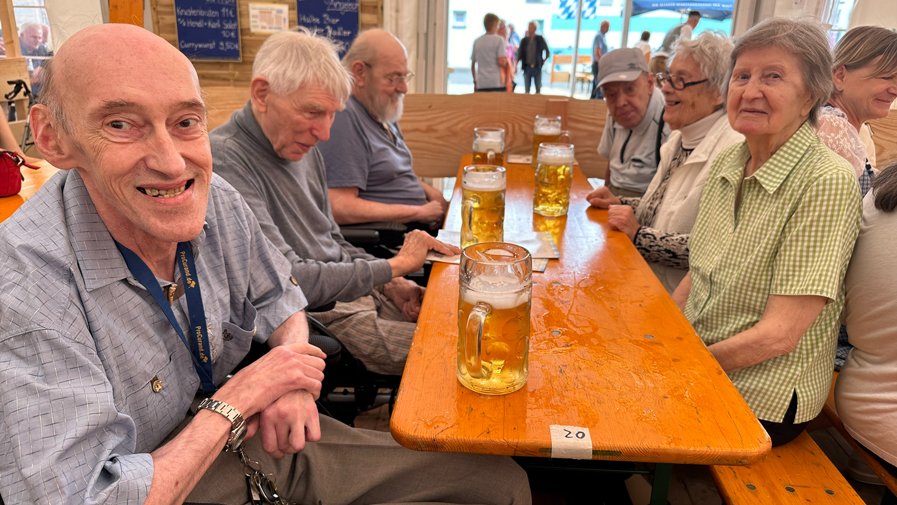 Die Bewohner*innen des ProCurand Pflegestiftes Pfarrer Lukas auf dem Volksfest in Cham genießen die Zeit 