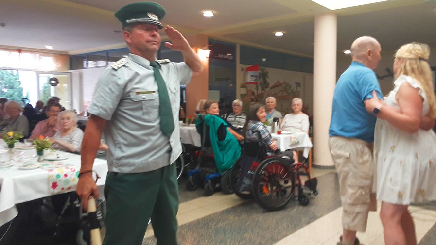 Der ABV der deutschen Volkspolizei unterhält die Bewohner*innen der ProCurand Seniorenresidenz Am Schlosspark mit Anekdoten und Musik aus der DDR-Zeit.