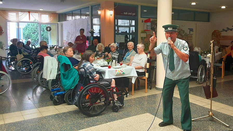 Gemeinsam wird herzlich gelacht und in Erinnerungen geschwelgt beim Fest der ProCurand Seniorenresidenz Am Schlosspark.