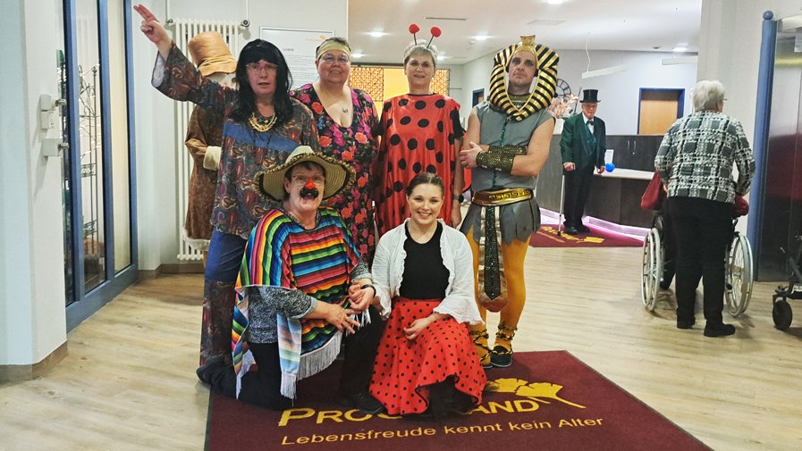 Die Mitarbeiter*innen der ProCurand Seniorenresidenz Am Schlosspark kamen in den buntesten Kostümen.