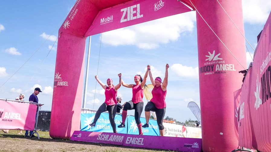 Gemeinsam ins Ziel – Hand in Hand meistert das Team die letzten Meter des Muddy Run.