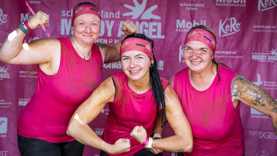 Power pur – die drei Dahmer Ladies zeigen ihre Muskeln und feiern ihre erfolgreiche Schlamm-Challenge.