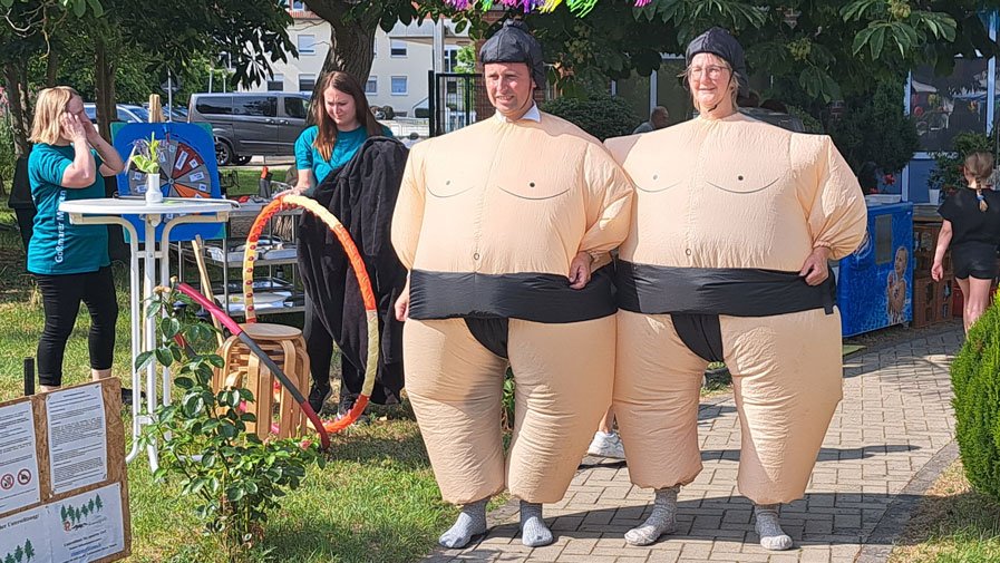 Goßmarer Miezen mit Waschzuber auf dem Sommerfest in der Seniorenresidenz Am Schlosspark in Dahme/Mark