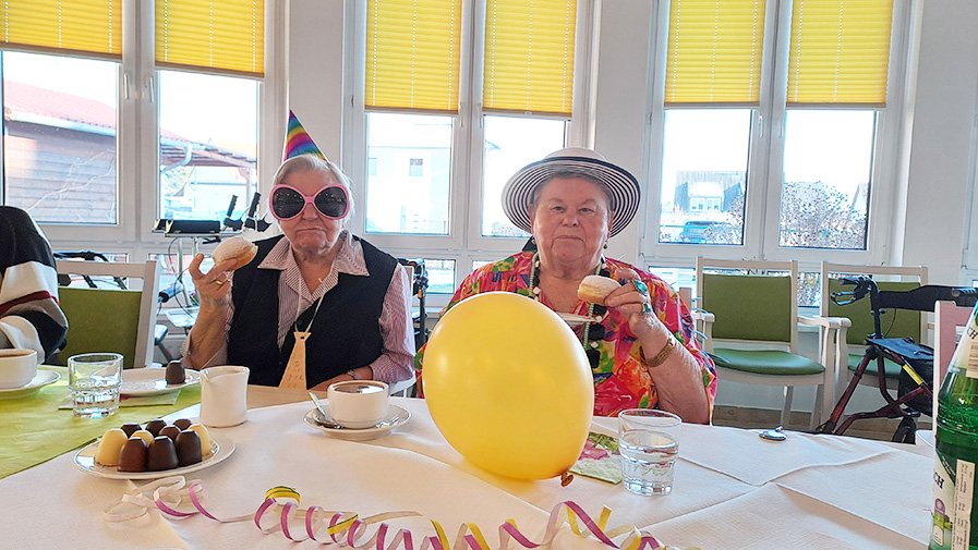 In der ProCurand Seniorenresidenz Eberswalde feierten die Senior*innen mit bunten Kostümen, guter Musik und leckeren Pfannkuchen Fasching.
