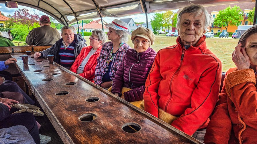 Auch für das leibliche Wohl wurde bestens gesorgt, und die Senior*innen der ProCurand Seniorenresidenz Eberswalde waren reichlich mit Sekt und Pralinen ausgestattet.