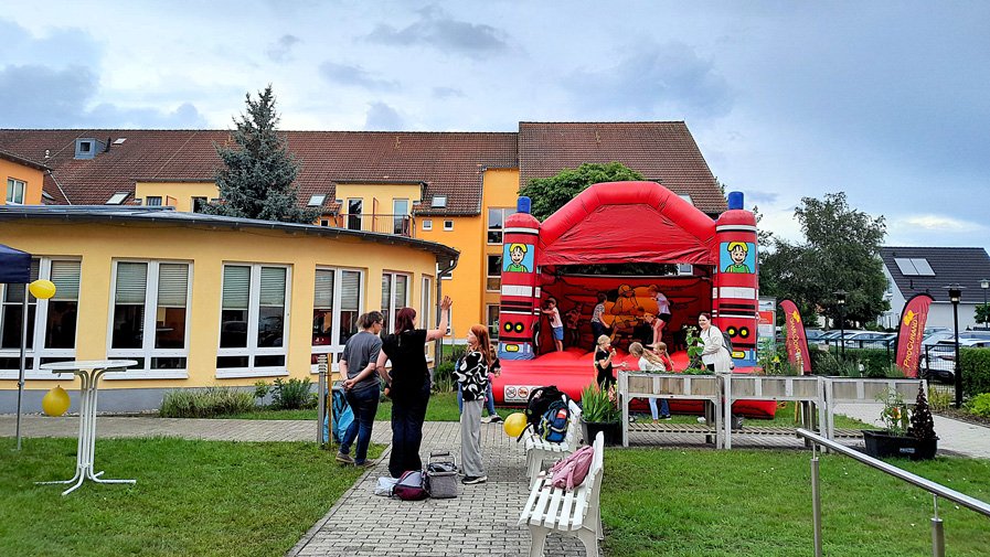 Strahlende Kinderaugen auf der Hüpfburg – voller Energie und Spaß springen und lachen die jungen Gäste, während die Freiwillige Feuerwehr Lichterfelde für Sicherheit sorgt. 