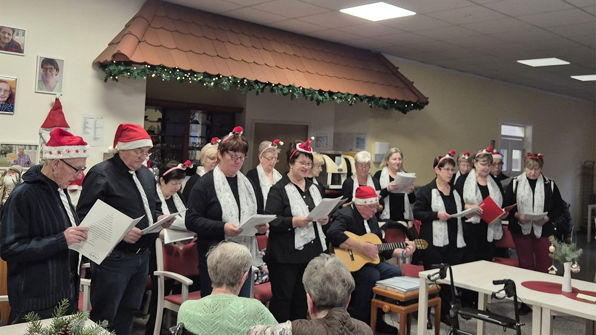 In der ProCurand Seniorenresidenz Am Görnsee singt der Damsdorfer Chor zur Kaffeezeit Weihnachtslieder vor den Bewohner*innen.