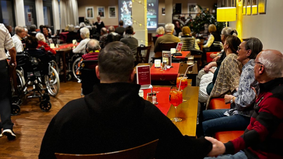 Gäste und Bewohner*innen der ProCurand Seniorenresidenz Bölschestraße genießen gemeinsam die Veranstaltung.