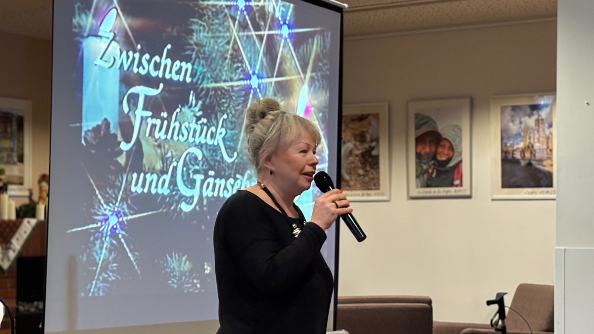 Petra Quermann erzählt im Restaurant Vier Jahreszeiten der ProCurand Seniorenresidenz Bölschestraße von Heinz Quermann.