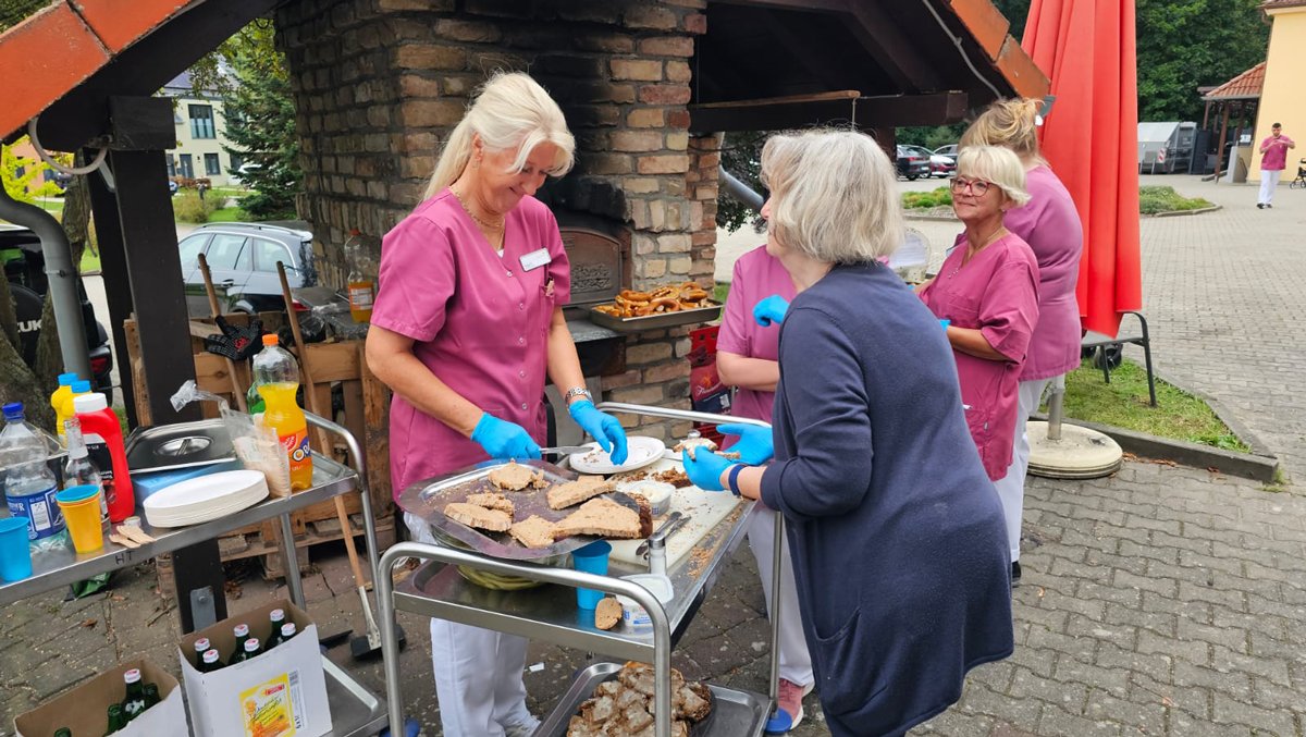 Gute Laune beim Backofenfest in der ProCurand Seniorenresidenz Am Görnsee: Das Team bereitet gemeinsam am Steinofen frische Brote und Brezeln zu.