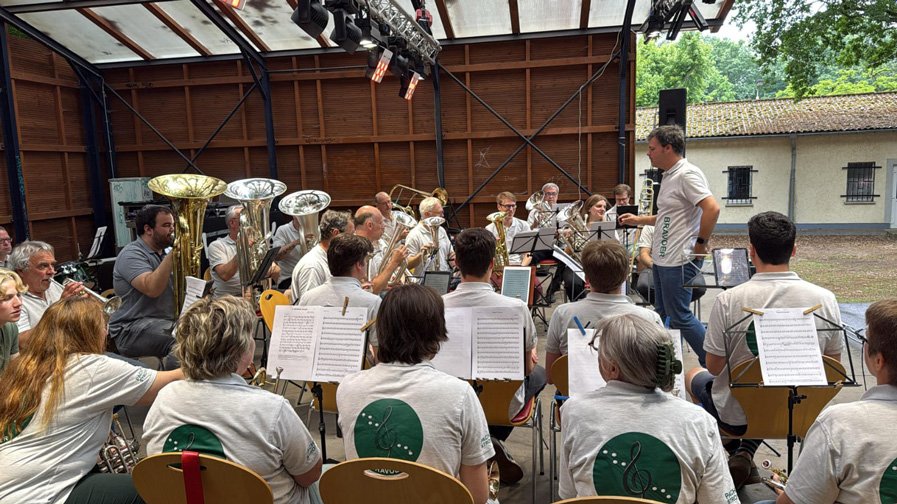 ie Bravoer Brassband aus Tervuren sorgt in Damsdorf mit Jazz, Klassik und Filmmusik für ein musikalisches Highlight.
