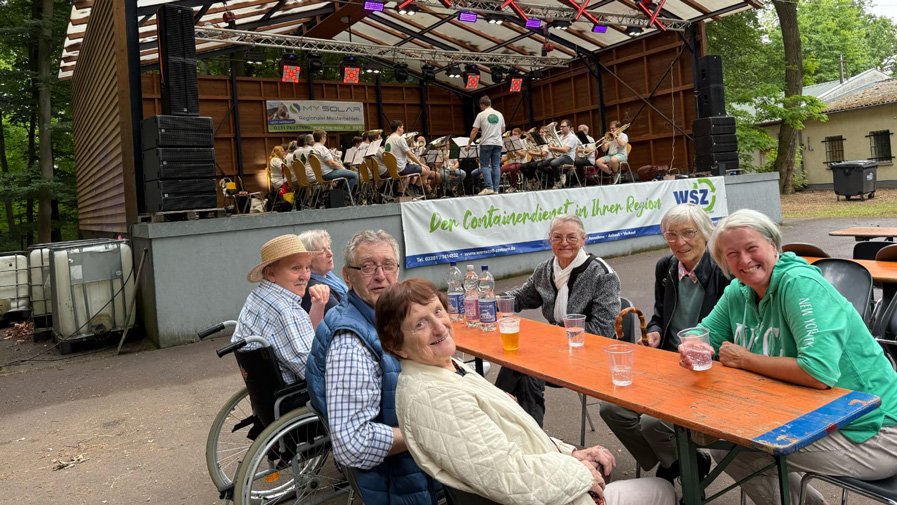 In der ProCurand Seniorenresidenz Am Görnsee genießen die Bewohner*innen bei einem kühlen Getränk die Klänge der Bravoer Brassband auf der Waldbühne Damsdorf.