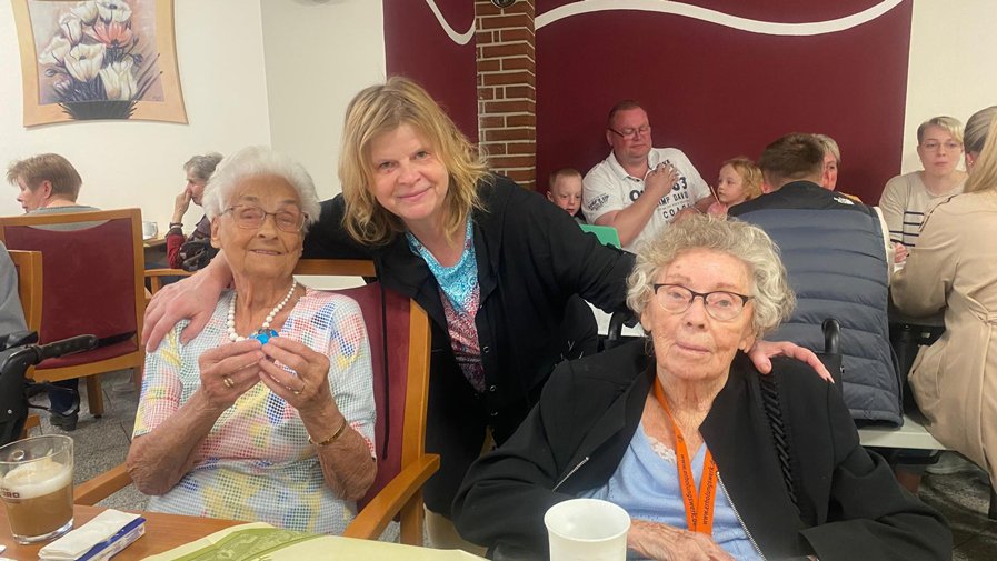 Gemeinsam mit ihren Familien feierten die Bewohner*innen der ProCurand Seniorenresidenz Am Görnsee ein fröhliches Osterfest bei Sonnenschein und guter Laune.