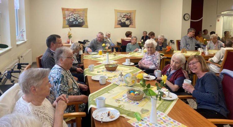 Selbst gefärbte Eier, Schokoosterhasen und liebevoll dekorierte Tische sorgten in der ProCurand Seniorenresidenz Am Görnsee für festliche Osterstimmung.
