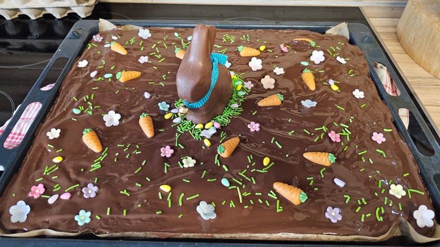 Der liebevoll dekorierte Oster-Schokokuchen und weitere Leckereien machten das Osterfest in der ProCurand Seniorenresidenz Am Görnsee zu einem süßen Genuss.