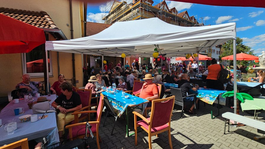 Unter Palmen feierten Bewohner*innen und Team der ProCurand Seniorenresidenz Am Görnsee ein stimmungsvolles Mallorca-Sommerfest.