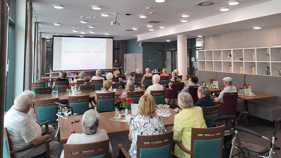 Matthias Winkler vom Referat Ambulante Pflege hält ein Referat zur Sturzprophylaxe beim Gesundheitstag in der ProCurand Residenz Am Hallorenring.