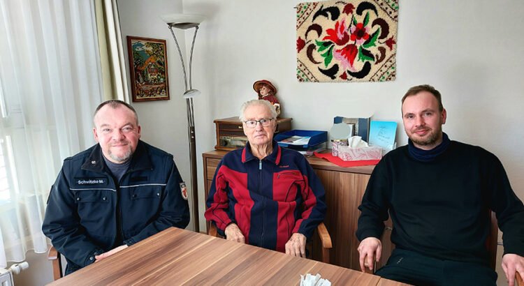 KMPD-Mitarbeiter im Gespräch mit Bewohner*innen der Seniorenresidenz Havelpalais über persönliche Kriegserinnerungen.