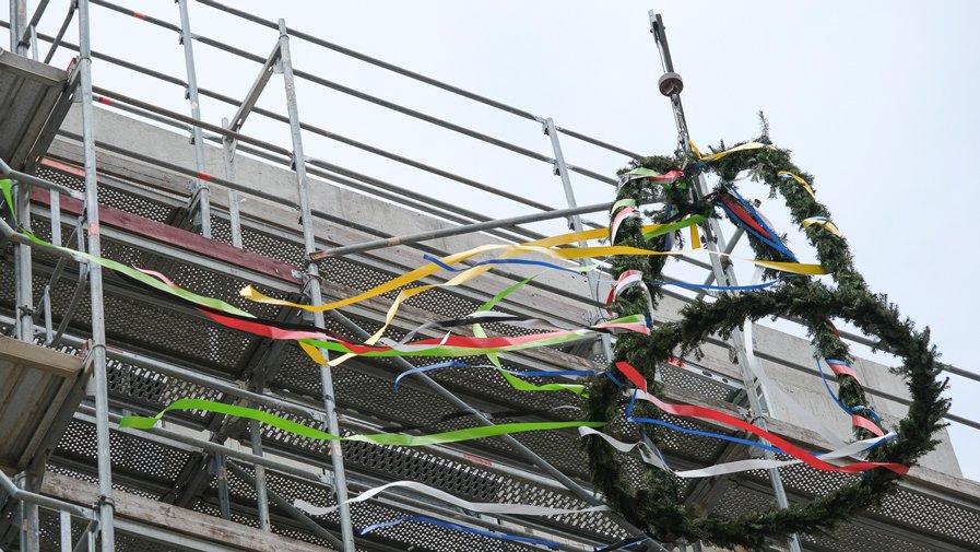 Richtfest in der Residenz Am Hallorenring in Halle: Vertreter der ProCurand nach dem Hammerschlag