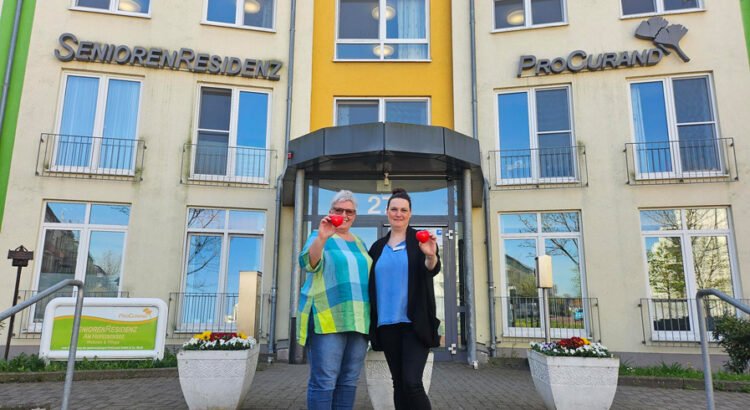 In der ProCurand Seniorenresidenz Am Hufeisensee heißt Pflegedienstleitung Madeleine Greve (re.) die neue Ausbildungskoordinatorin Heike Mellmann (li.) herzlich vor dem Standort Halle willkommen.