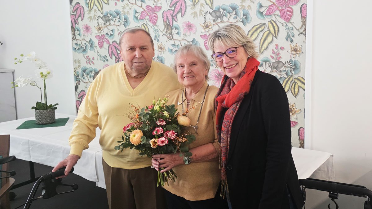 70 Jahre Eheglück: Elsbeth und Werner Schimetzek feiern ihre Gnadenhochzeit in der ProCurand Residenz Am Hallorenring – gemeinsam mit Residenzleiterin Melanie End.