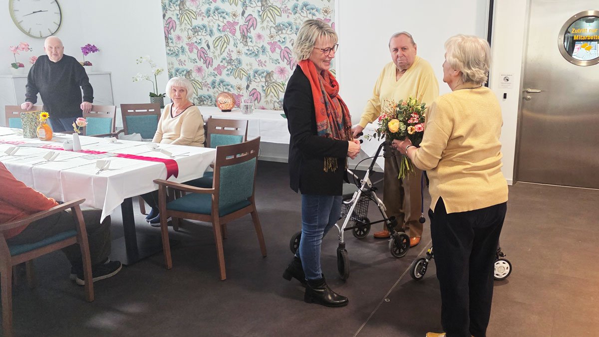 Im Kreise der Nachbarschaft wurde die Gnadenhochzeit von Elsbeth und Werner Schimetzek in der ProCurand Residenz Am Hallorenring gefeiert.