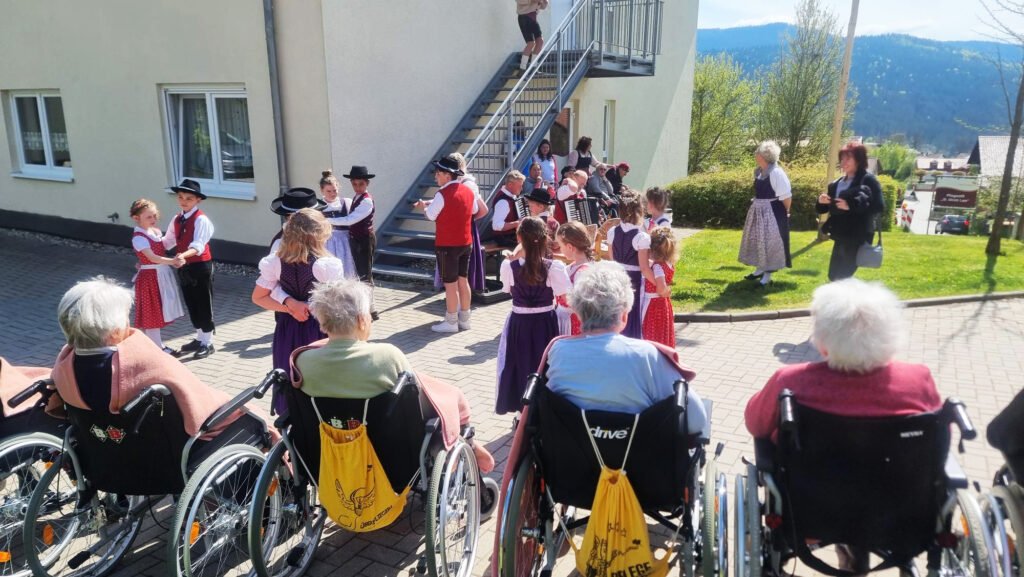 Die Kinder des Trachtenvereins „D Enzianbuam“ aus Lohberg tanzten mit viel Freude, während die Bewohner*innen begeistert zusahen und den fröhlichen Maifeierlichkeiten beiwohnten.