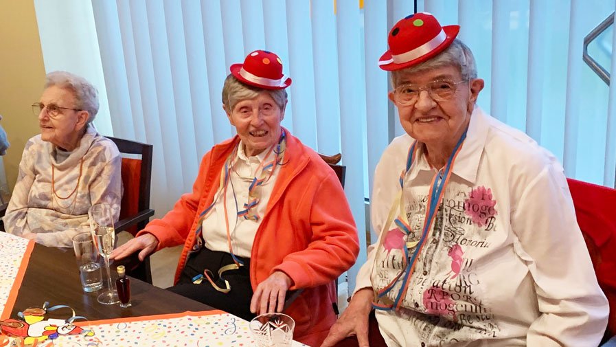 Die Senior*innen der ProCurand Seniorenresidenz Am Krökentor haben Spaß bei der Faschingsfeier.