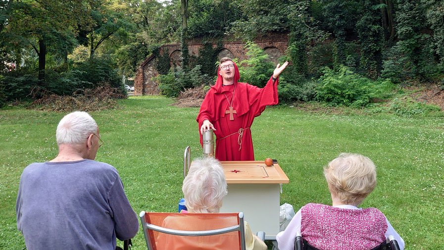 Historische Kostüme beim Ritterfest der ProCurand Seniorenresidenz Am Krökentor in Magdeburg
