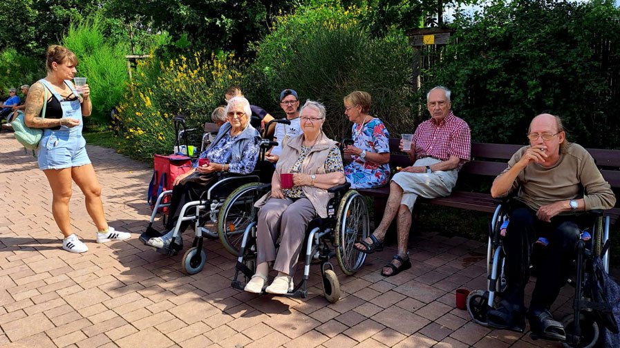 Die Bewohner*innen der ProCurand Seniorenresidenz Am Krökentor freuen sich über den Besuch im Magdeburger Zoo. 