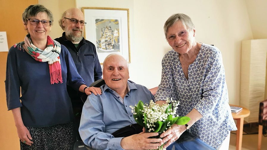 Das Seniorenehepaar aus der ProCurand Seniorenresidenz Park Sanssouci feiert seine Aquamarinhochzeit.