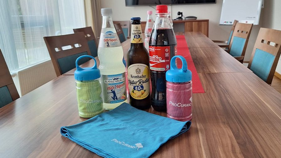 Erfrischende Getränke und nasse Kühltücher liegen bereit auf dem Tisch, um das Team bei hohen Temperaturen bestmöglich zu unterstützen.