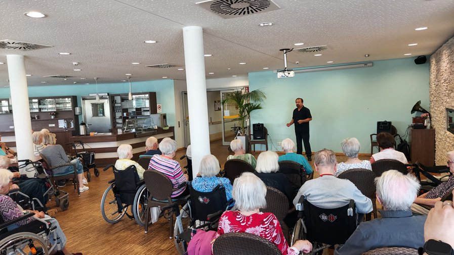 Begeisterte Zuschauer*innen im ProCurand Seniorenresidenz Havelpalais lauschen den klassischen Klängen und genießen die Darbietung des Künstlerpaares.