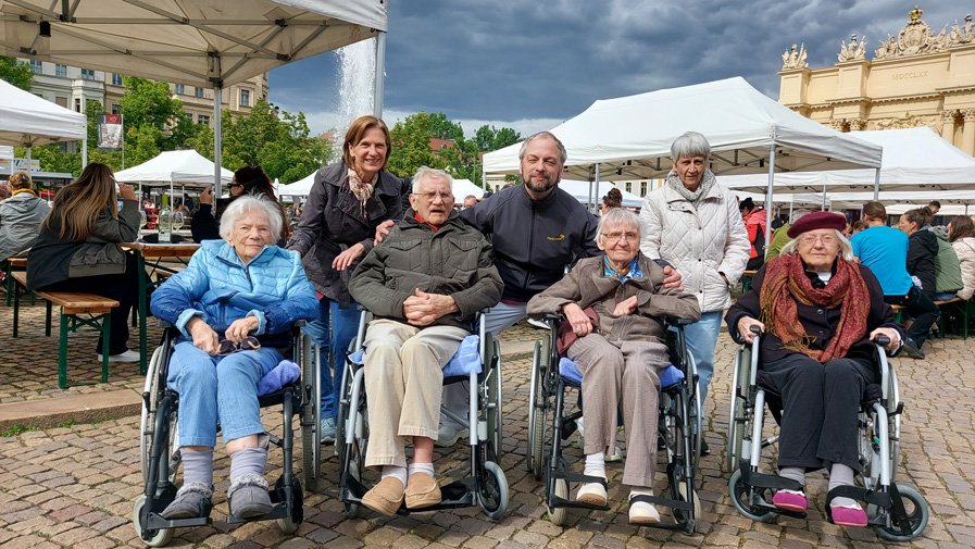 Die sportliche Ausflugsreihe der ProCurand Seniorenresidenz Havelpalais führt zu Fuß in die Potsdamer Innenstadt – hier auf dem Weg zum Luisenplatz.