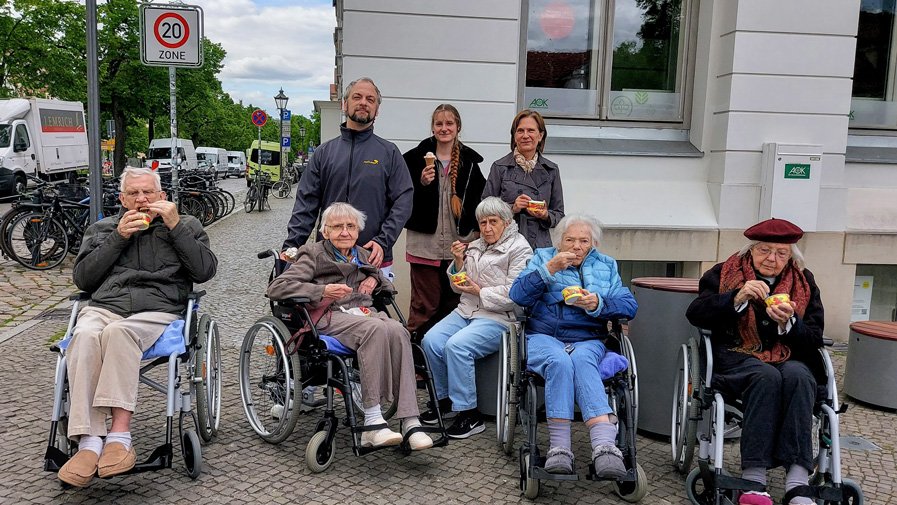 Belohnung inklusive: Die Ausflugsgruppe der ProCurand Havelpalais genießt ihr Eis im Café nach dem gemeinsamen Stadtspaziergang.