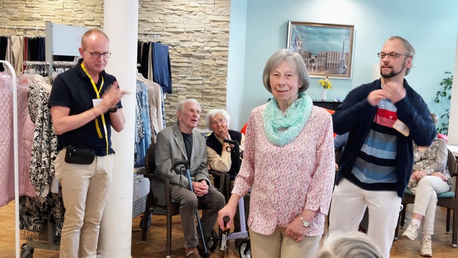 Mit Spaß und Stil auf dem Laufsteg: Mitarbeitende und Ehrenamtliche zeigen Mode direkt in der ProCurand Havelpalais.